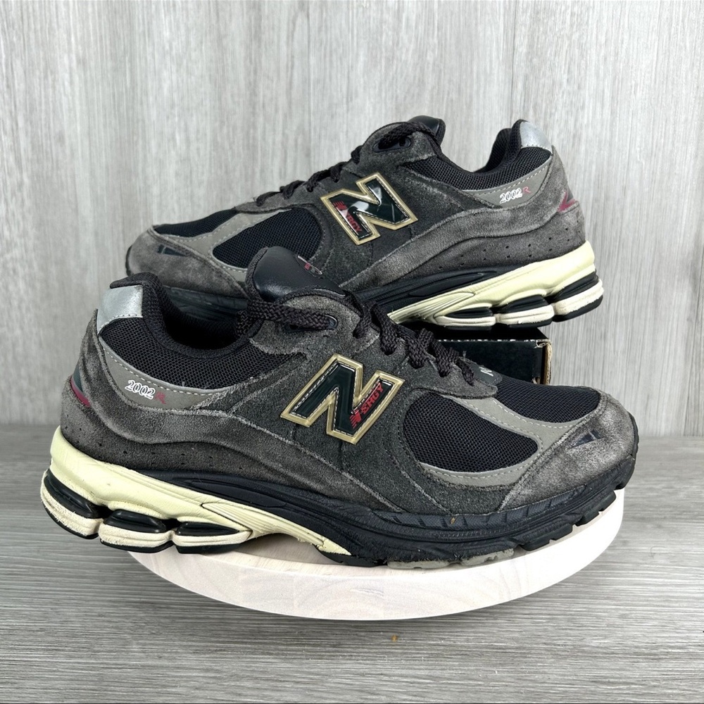 New Balance Men's Black and Gray Sneakers